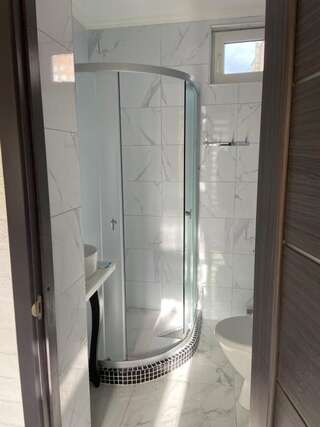 Отель Ideal Hotel Винница Четырехместный номер с душем-3